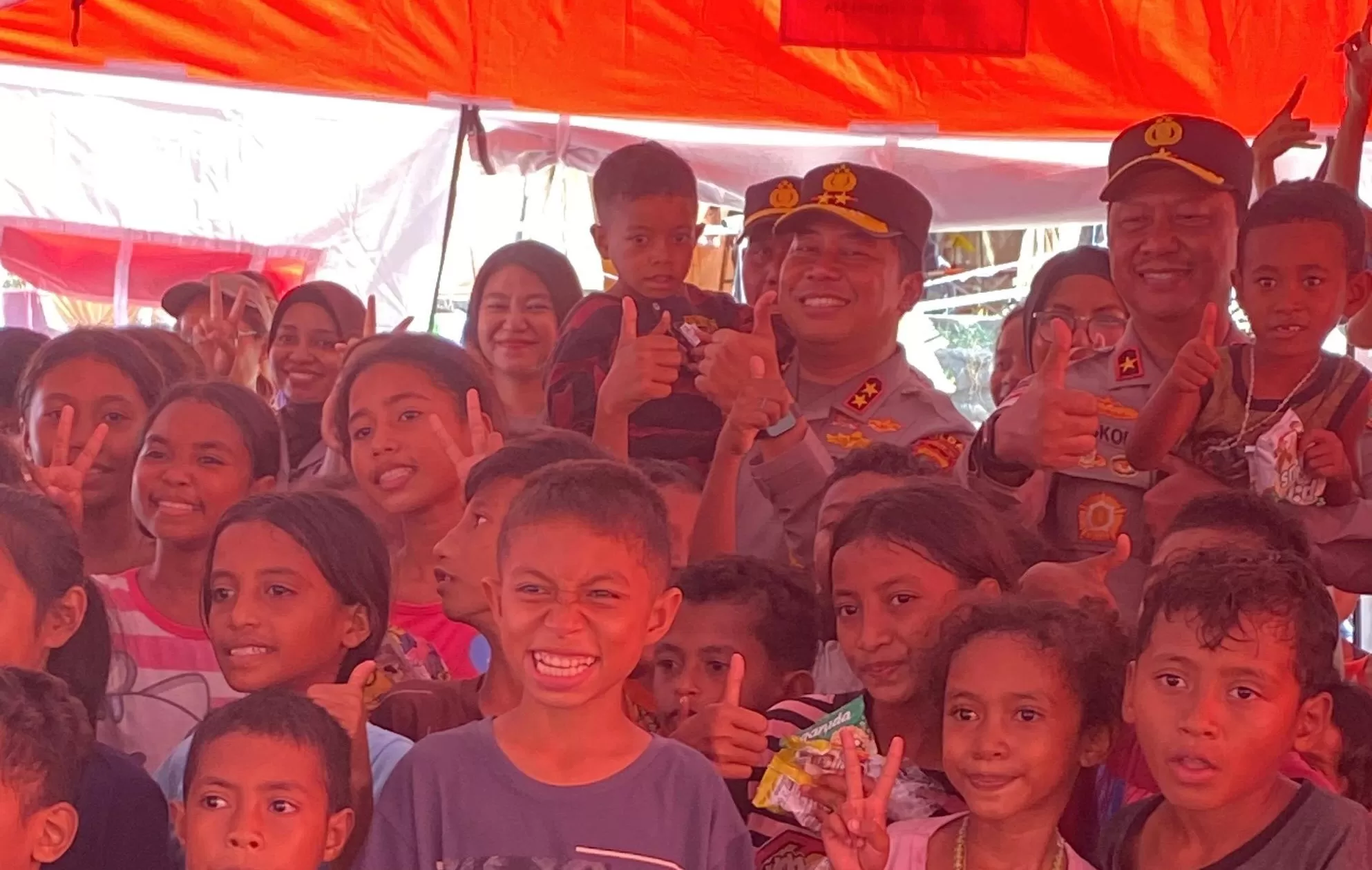 Kapolda NTT Irjen Rudi Darmoko dan Yayasan Kesehatan Mental Keluarga (YKMK) serta Bening Psikologi beri trauma healing ke anak-anak pengungsi Gunung Lewotobi (Foto: Istimewa)
