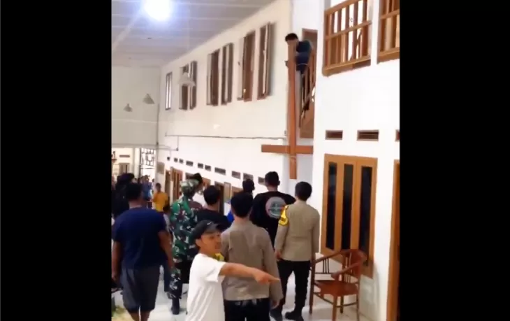 Tindakan intolensi kepada umat Kristen terjadi di Cidahu, Sukabumi, Jawa Barat. Sekelompok orang merusak simbol keagamaan berupa Salib besar dan vila. (Tangkapan layar X.com @cinnamonw234)