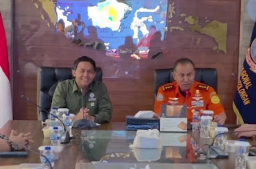  Menteri Kehutanan Raja Juli Antoni bersama Kepala Basarnas Mohammad Syafii di kantor Basarnas, Senin, 30 Juni 2025.