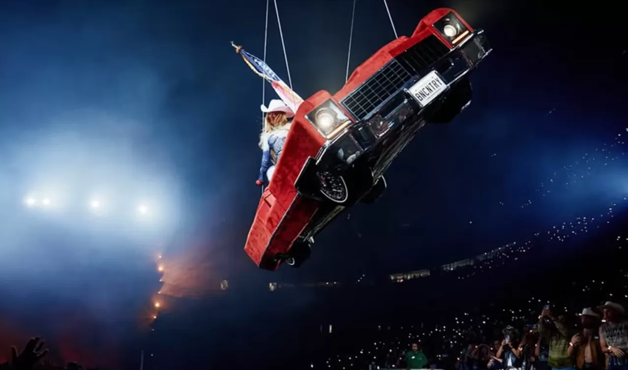 Insiden Mobil Terbang nyaris jatuh dalam konser Beyonce di Houston (foto: instagram.com)