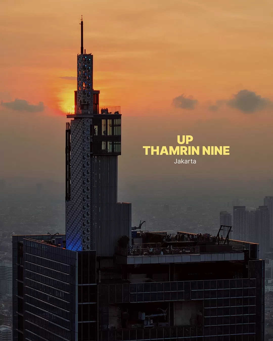 Up at Thamrin Nine tawarkan lantai kaca dan view 360 derajat dari gedung tertinggi. (Instagram.com/vibin.everywhere)