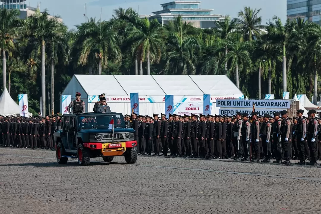 Prabowo berdiri tegak di atas kendaraan taktis Maung MV3 Garuda Limousine, produk unggulan buatan anak bangsa (foto: instagram.com/presidenrepublikindonesia)