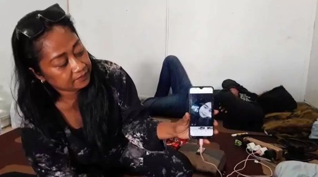 Keluarga Rani, Fahmi, dan kakak kandung korban, Muhamad Sofyan, hanya bisa menunggu kabar dan bertahan di emperan depan kantor areal ASDP Pelabuhan Gilimanuk, Jumat lalu.  (Istimewa)