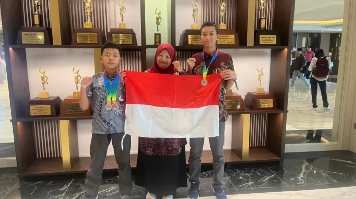 M Abdul Fattah kelas IX serta Naufal Alfariqo Herbiana kelas VIII MTsN 1 Pati berhasil meraih medali di SIMOC 2025 di Singapura. (Pendis Kemenag)