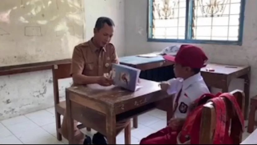 Tangkapan layar kondisi SD 1 Wates yang hanya menerima satu siswa baru. (TikTok/muriaundercover)