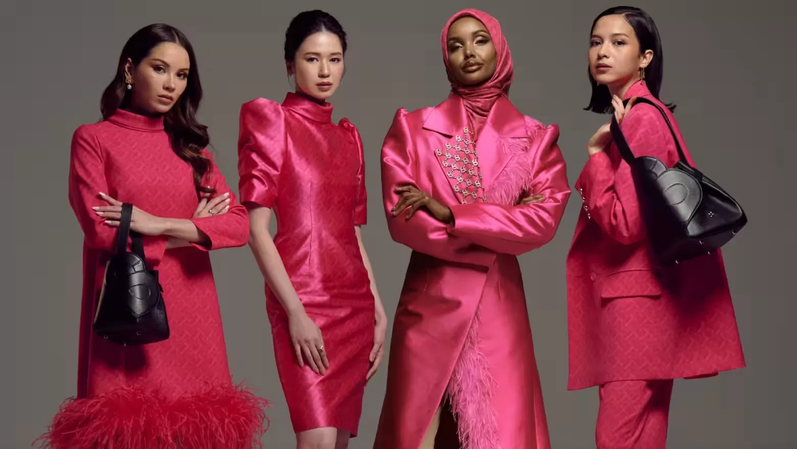 Model memeragakan fesyen yang diproduksi Buttonscarves. (Buttonscarves)