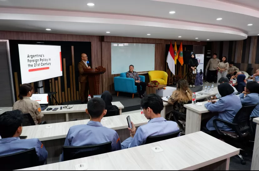 Rektor Universitas Prof. Dr. Moestopo (Beragama), Dr. H. Muhammad Saifulloh, M.Si., saat membuka program &ldquo;Meet Ambassador&rdquo; sebagai bagian dari kuliah umum diplomatik.&nbsp;