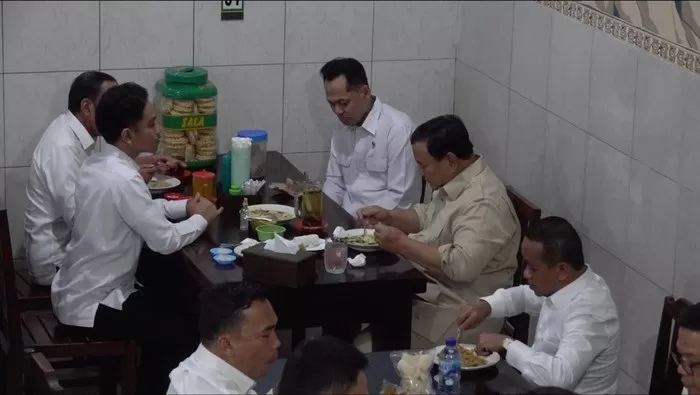 Presiden Prabowo, Wapres Gibran dan Jokowi Makan Bersama di Warung Bakmi Jawa Solo (Foto: Tim Media Solo)