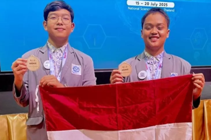 Siswa MAN IC Serpong, Tangsel, Banten, Muhammad Kika Febriyansyah dan Muhammad Barra Fathoni, menyabet medali perunggu ASPC 2025. (Kemenag)