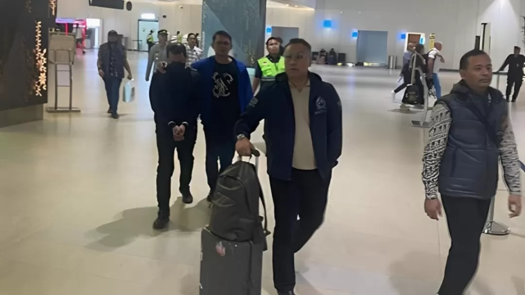 Buronan interpol Indonesia karena kasus penggelapan tiba di Bandara Soekarno-Hatta. (Istimewa)