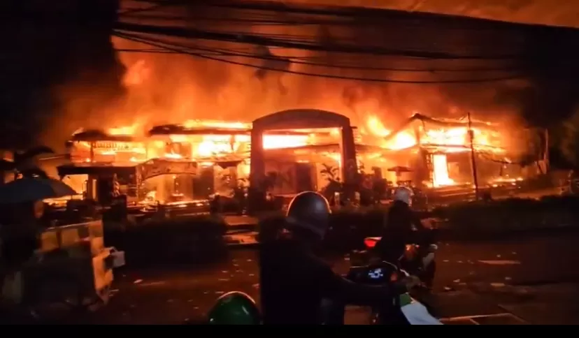 Kebakaran hebat melanda Taman Puring, Kebayoran, Jakarta Selatan.