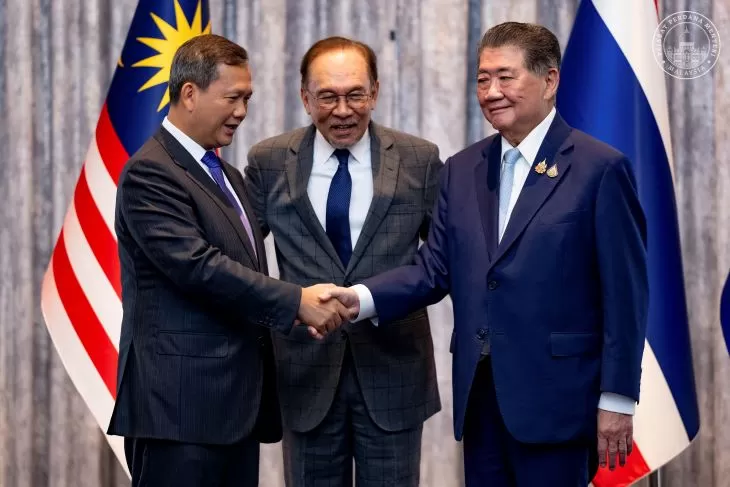 PM Malaysia Anwar Ibrahim -tengah- menyaksikan kesepakatan damai Pejabat PM Thailand Phumtham Wechayachai dengan Perdana PM Kamboja Hun Manet di Putrajaya, Malaysia. (X.com Anwar Ibrahim)