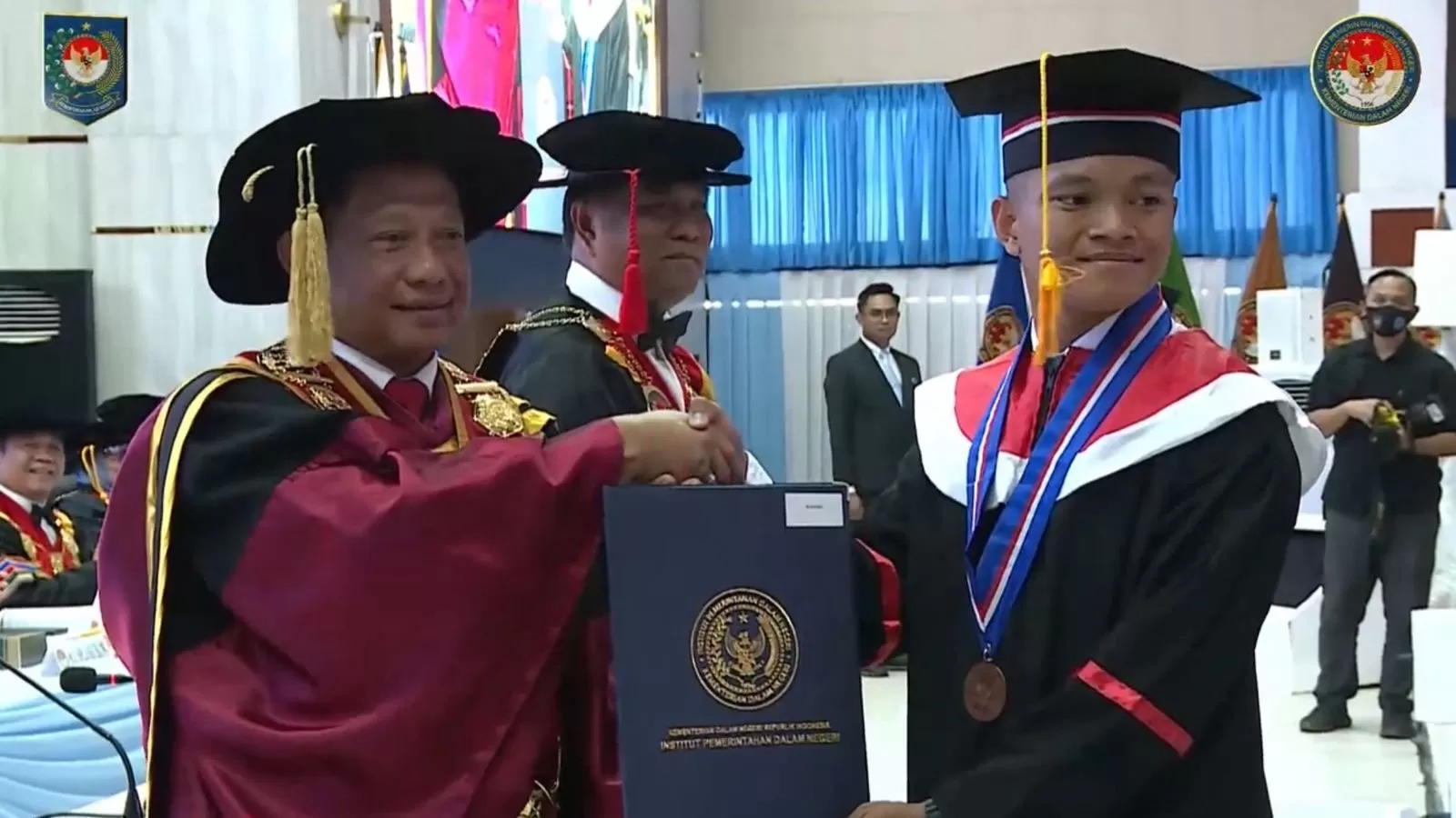 Suwandi (kanan) saat wisuda dari praja IPDN. (IPDN)