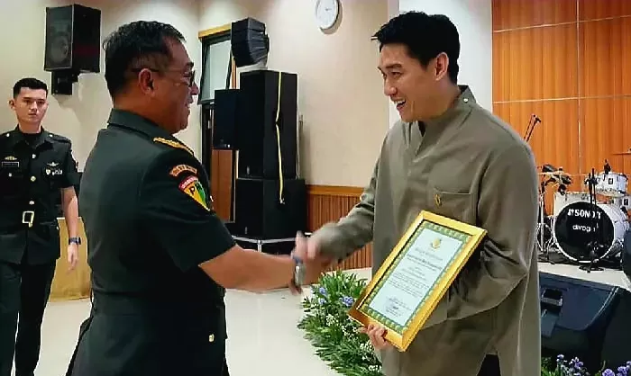 Ifan Seventeen, dari musisi galau, aktor film horor, bos BUMN, sampai warga kehormatan TNI AD. (Instagram @ifanseventeen)