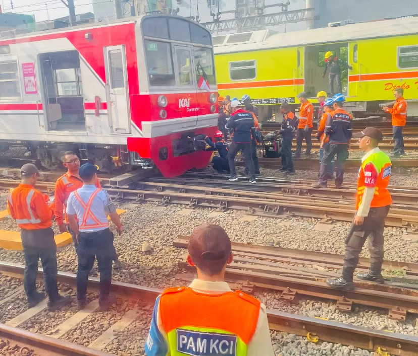 KA 1189 rute Bogor&ndash;Jakarta Kota anjlok di jalur 9 Stasiun Jakarta Kota. Petugas kini masih melakukan penanganan di lokasi.