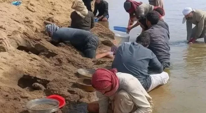 Heboh warga berlomba berburu emas di Sungai Eufrat yang mengering dikaitkan oleh hadis Nabi soal pertanda akhir zaman (Foto: Shafaq News)