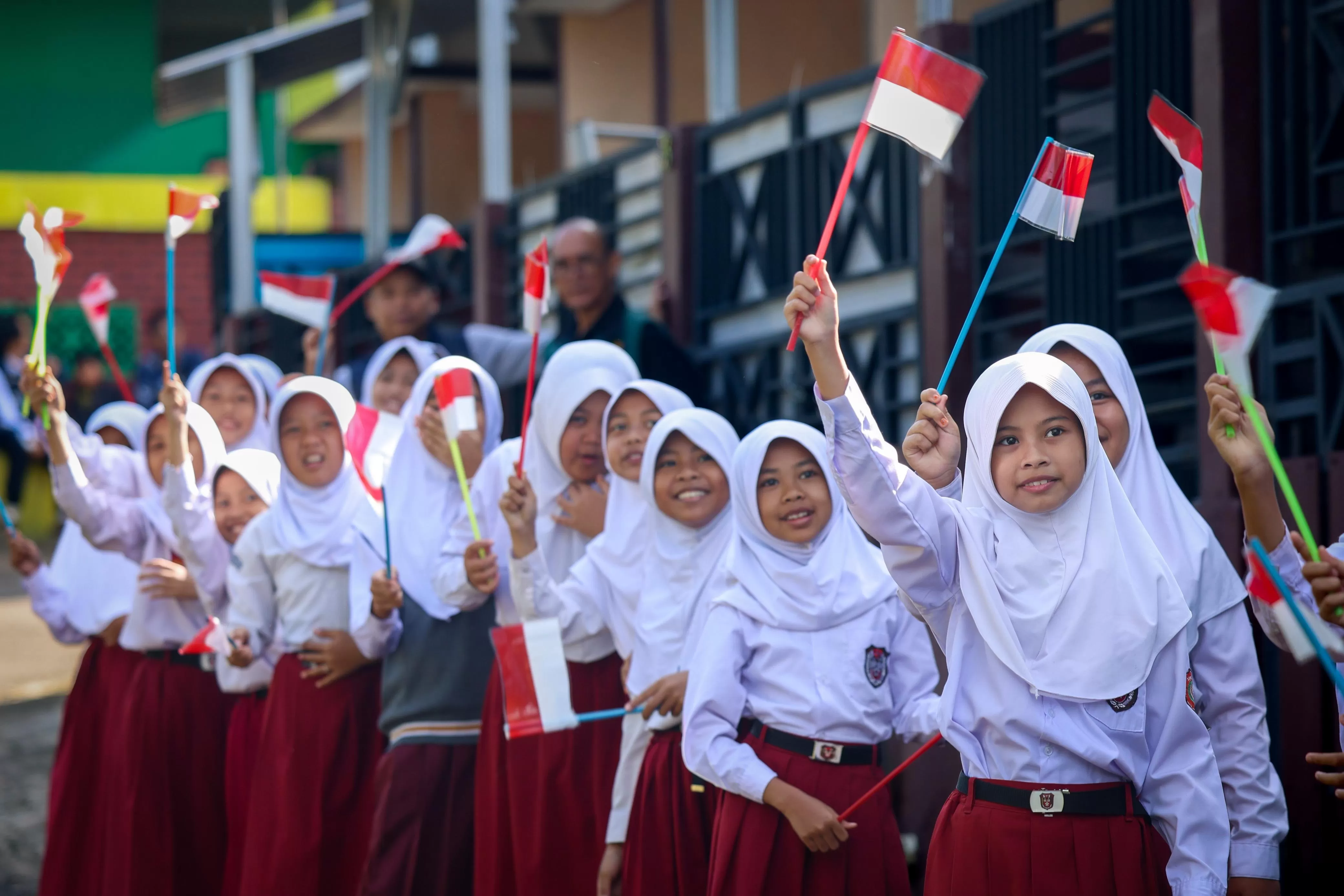 Siswa sekolah dasar menyambuta program makan siang gratis.
