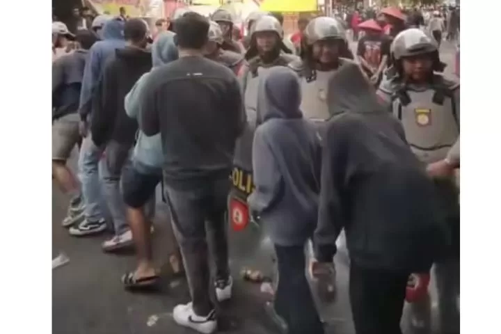 Demo di Pati berakhir damai antara Polisi dan para Demonstran (Foto: threads/@kamiliahamidah)