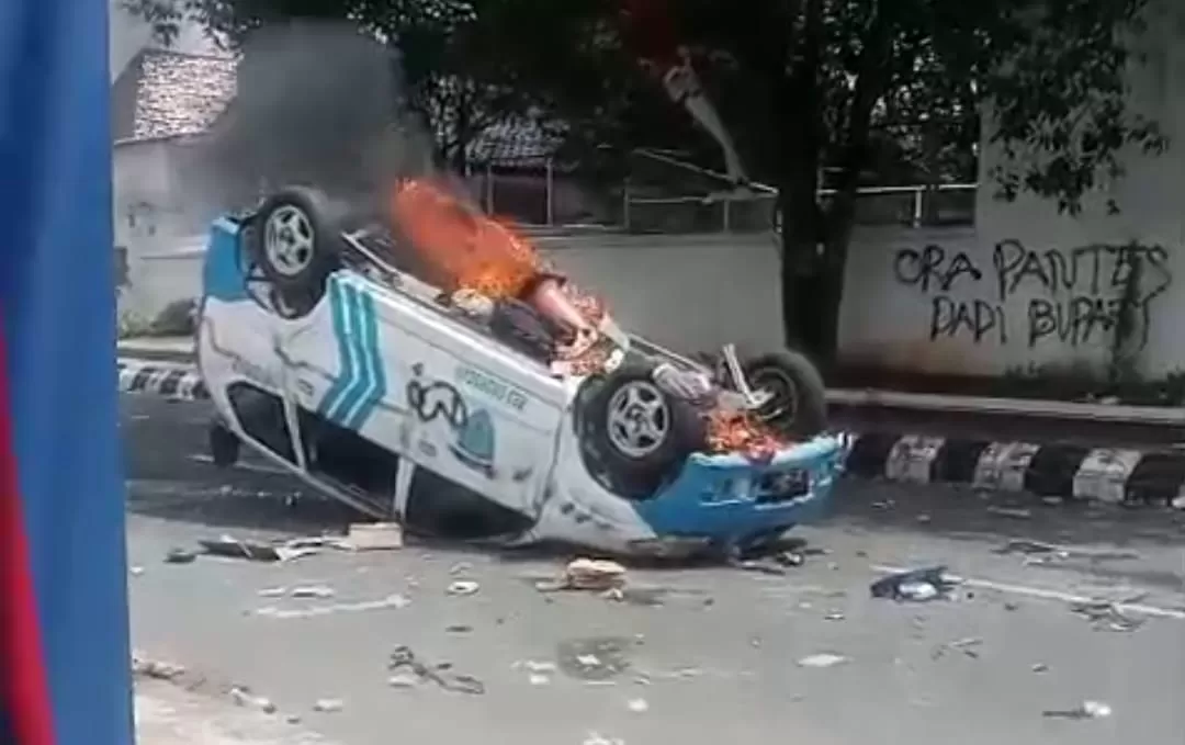 Mobil polisi dibakar saat demonstrasi massa desak Bupati Pati, Sudewo mundur (Foto: Istimewa)