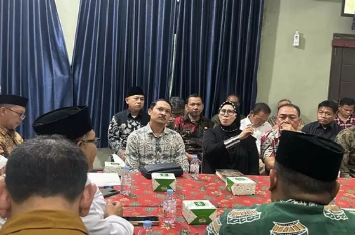 Umi Cinta (baju hitam) saat klarifikasi di MUI Bekasi. (Istimewa)