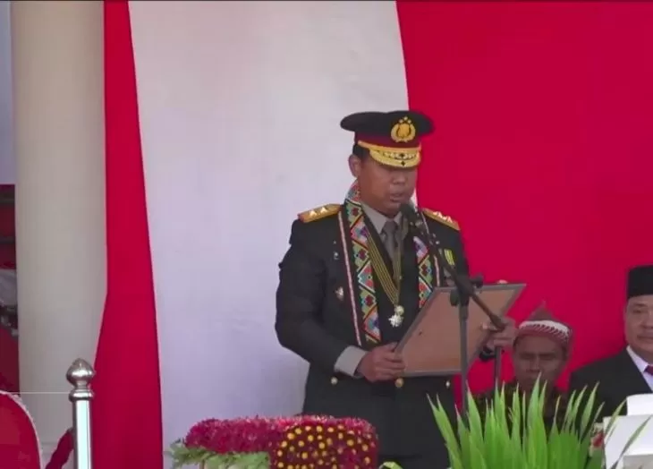 Kapolda NTT Irjen Pol Rudi Darmoko saat membacakan naskah Pembukaan UUD 1945 di Upacara Bendera tingkat provinsi. (Polda NTT)