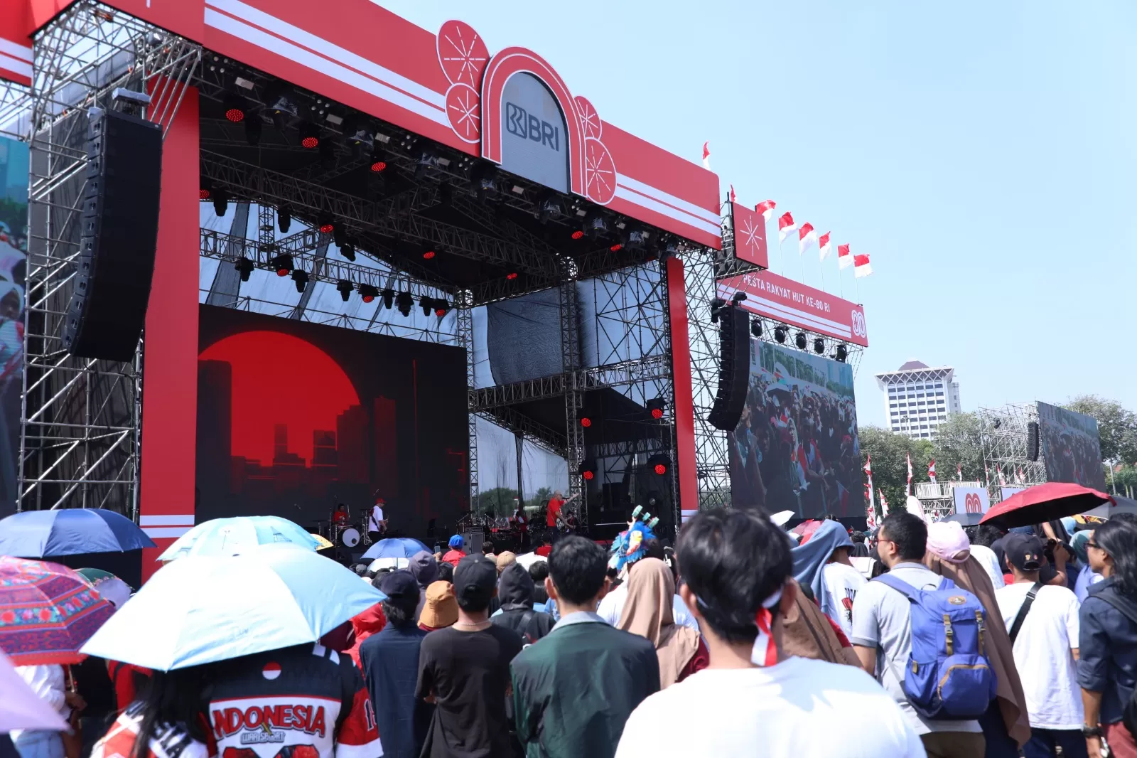 Panggung utama BRI di Pesta Rakyat dan Karnaval HUT RI ke 80 yang berada di Silang Monas dipenuhi ribuan orang.  (Foto: BRI)