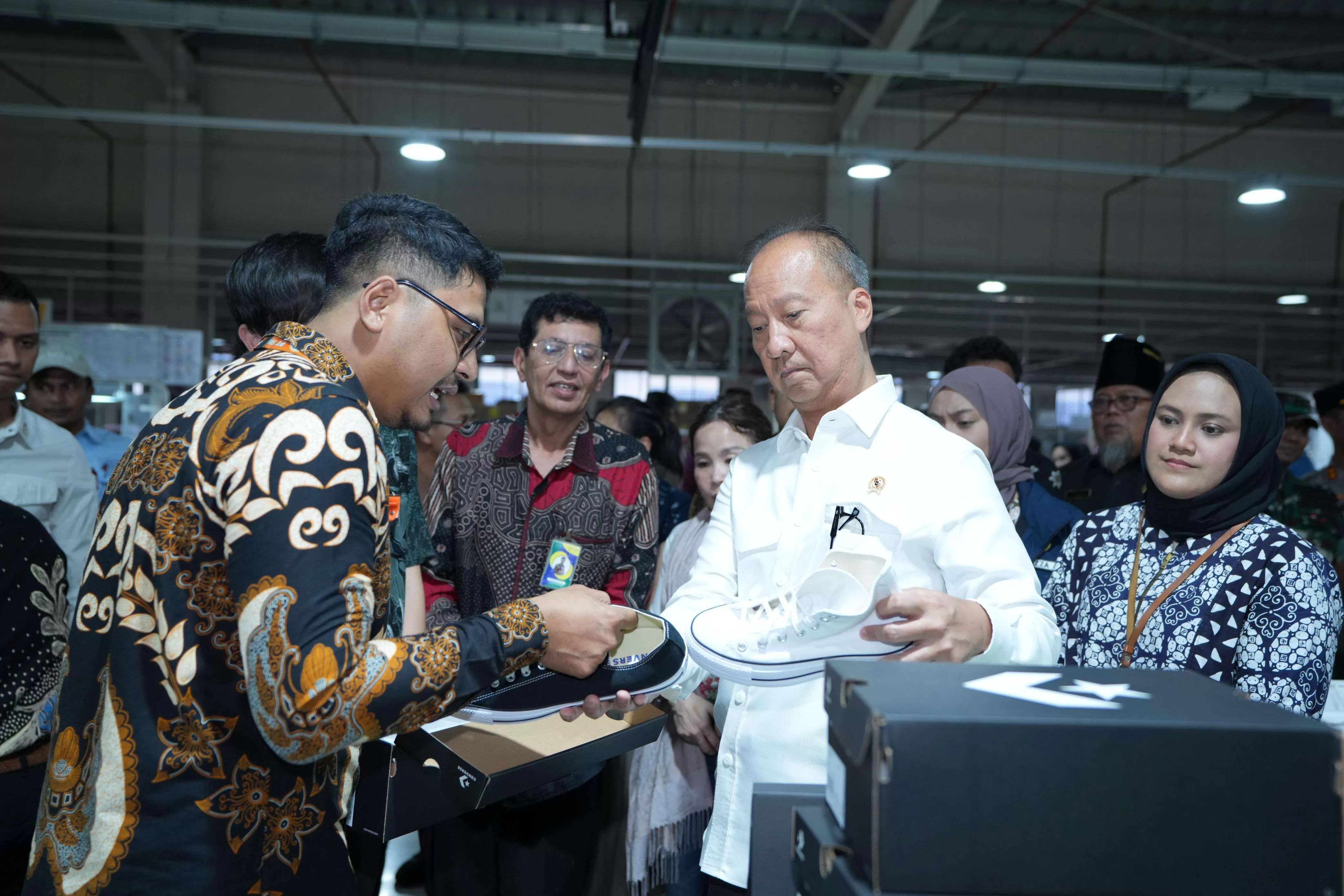 Perusahaan alas kaki asal Batang, Jawa Tengah, PT Yih Quan, resmi mengekspor sepatu Converse ke Amerika Serikat. (Kementerian Perindustrian)