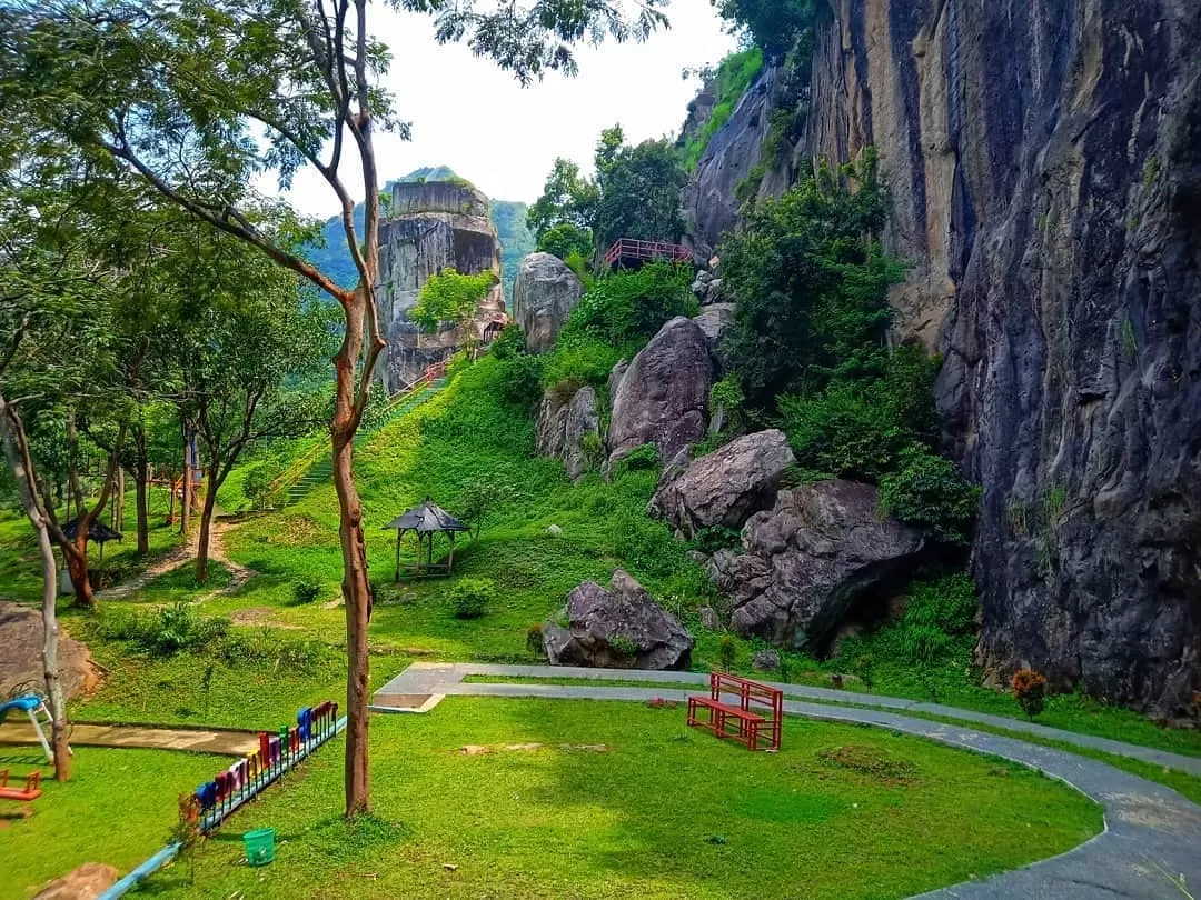 Nggak Banyak yang Tahu, Hidden Gem Cirebon Ini Punya View Keren dan Jadi Tempat Healing Favorit Anak Muda. (Instagram.com/@cirebonbribin)