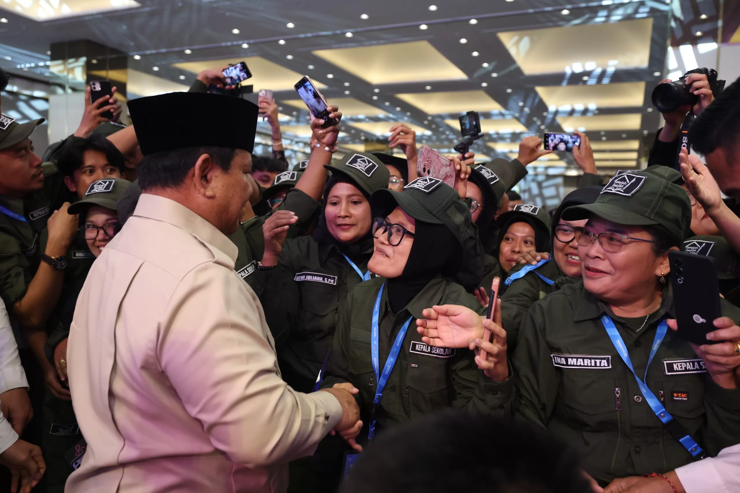 Para guru Sekolah Rakyat  bersama Presiden RI Prabowo Subianto.