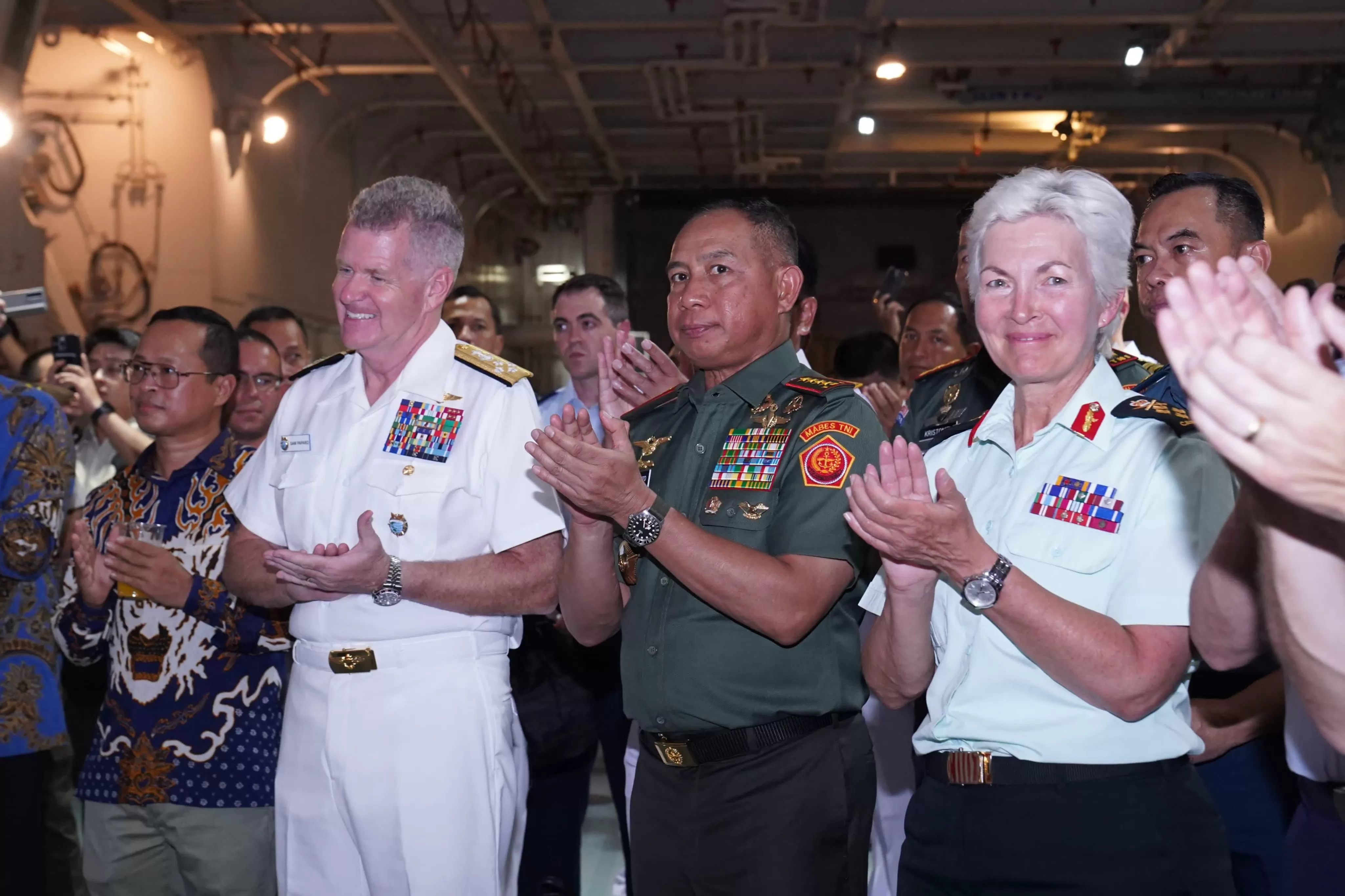 Panglima TNI Jenderal Agus Subiyanto (kedua dari kanan) saat malam sebelum pembukaan Super Garuda Shield 2025. (Mabes TNI)