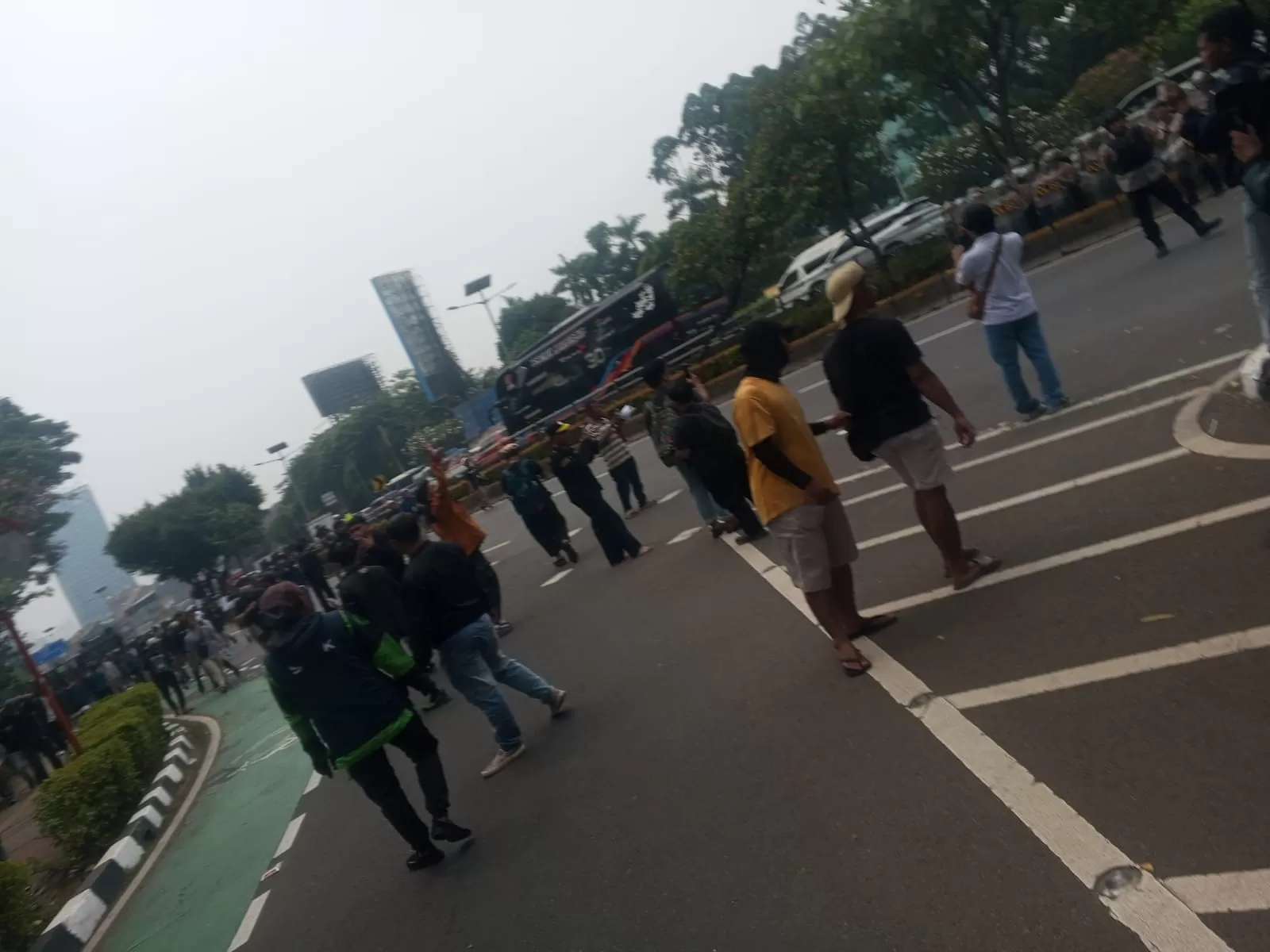 Deretan bentrokan demonstrasi di depan DPR pada Senin, 25 Agustus 2025 (Foto: Konteks.co.id)