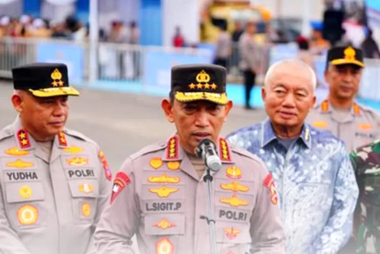 Kapolri Jenderal Listyo Sigit Prabowo mutasi teman satu angkatannya di Akpol 1991  (X @DivHumas_Polri)