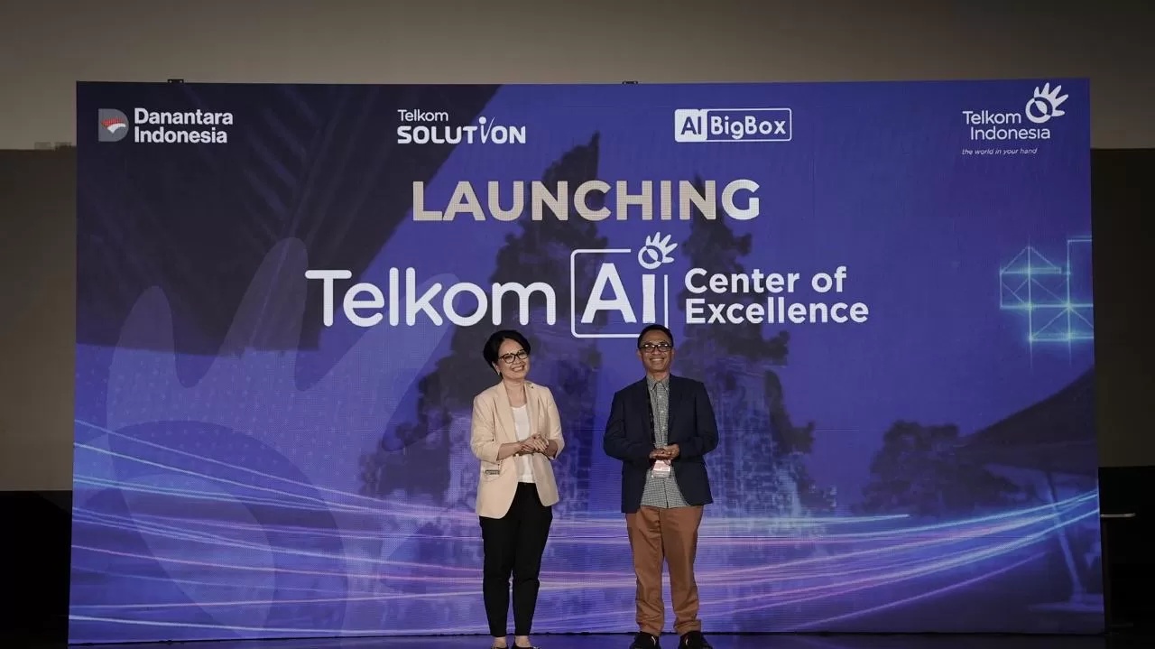 Direktur Enterprise & Business Service Veranita Yosephine (kiri) dan Direktur IT Digital Telkom Faizal R. Djoemadi (kanan) saat acara peluncuran Telkom Artificial Intelligence (AI) CoE di Bali.