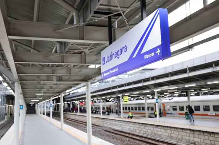 KAI untuk sementara berhentikan kereta api jarak jauh di Stasiun Jatinegara. ( X.com/@keretaapikita)