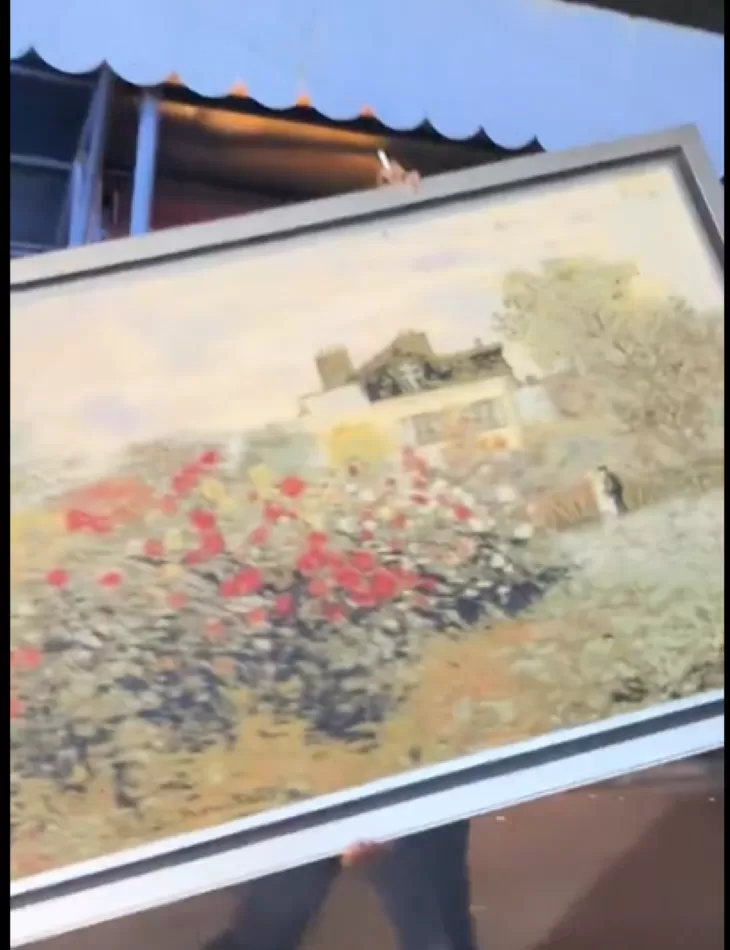 Tampak lukisan yang diduga dijarah massa tengah dibawa di kawasan Bintaro,  Tangerang, Banten. (Tangkapan layar X.com)