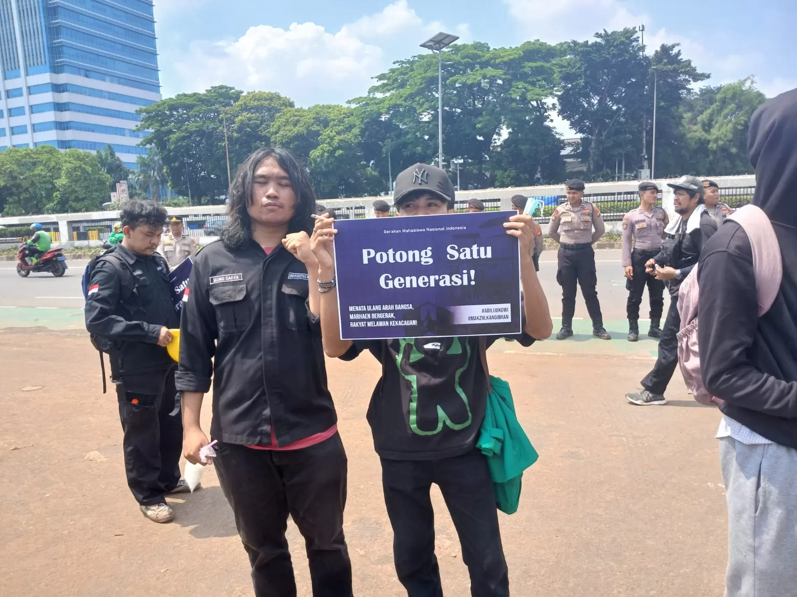 Demonstrasi GMNI Jabodetabek di depan gedung DPR RI, pecat anggota dewan dan Kapolri (Foto: Istimewa untuk Konteks.co.id)