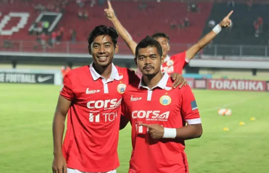 Akun Instagram mantan gelandang timnas Indonesia, Syahroni (kiri), diserbu netizen gara-gara dikira anggota DPR.  (Instagram/syahroni15)