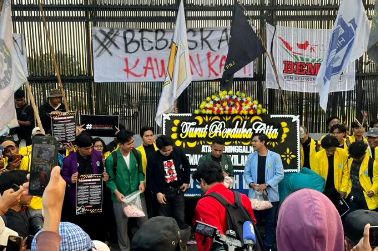 Demo BEM SI di depan Gedung DPR&nbsp;pada 4 September 2025. (X @drhaltekehalte)