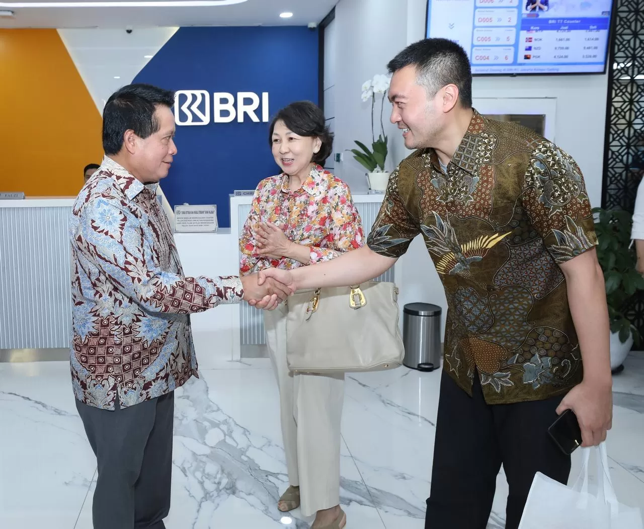Dirut BRI Hery Gunardi menyapa nasabah di Hari Pelanggan Nasional 2025.  (Foto: BRI)