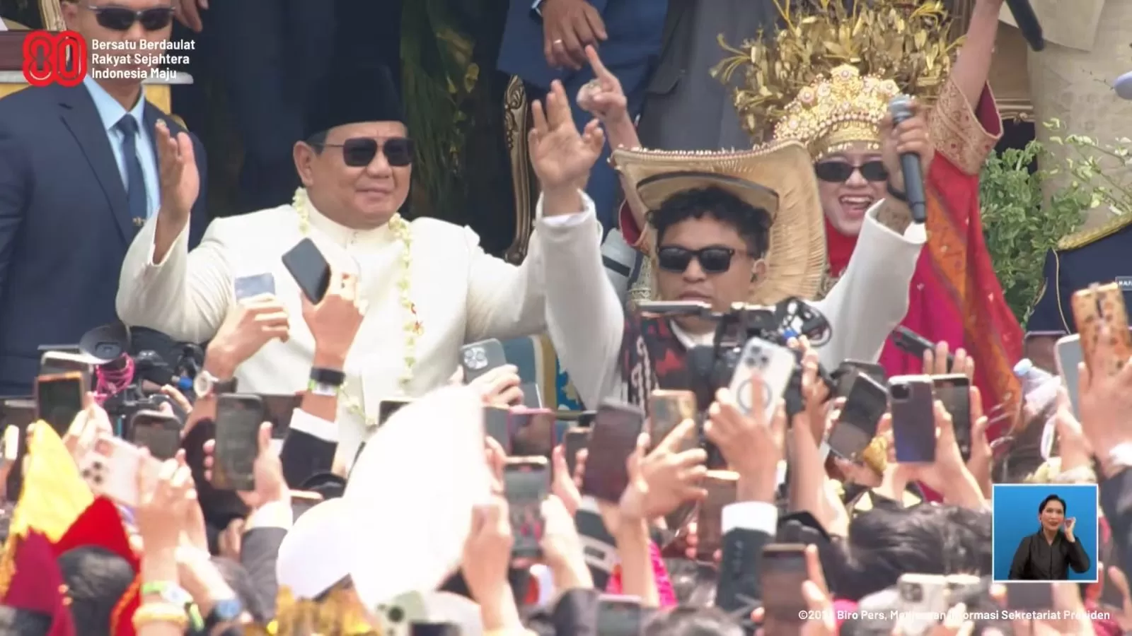 Presiden Prabowo Subianto ikut joget-joget dalam perayaan HUT ke-80 RI di Istana Merdeka. (YouTube Setpres)
