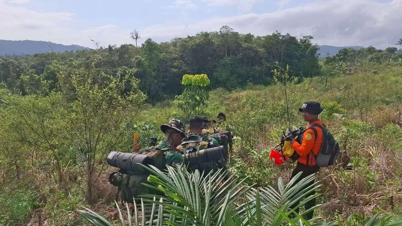 Petugas SAR gabungan dalam operasi pencarian helikopter yang jatuh di Pegunungan Mantewe, Tanah Bumbu, Kalsel. (Basarnas)