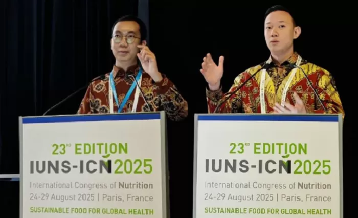 Dua peneliti muda asal Indonesia, Fahrul Nurkolis (kiri) dan Juan Leonardo (kanan) dalam acara International Congress of Nutrition (ICN) 2025 yang digelar di Paris. (uin-suka.ac.id) 