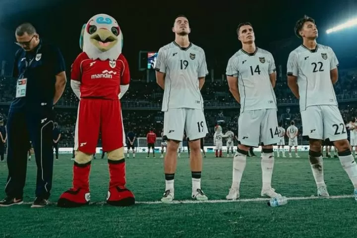 Thom Haye terkesan dengan atmosfer Stadion GBT Surabaya (Foto: instagram/@thomhaye)