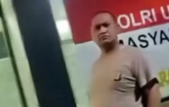 Anggota Polsek Cikarang Utama minta warga bebaskan maling motor yang tertangkap (Foto: TikTok/@infonetizen)