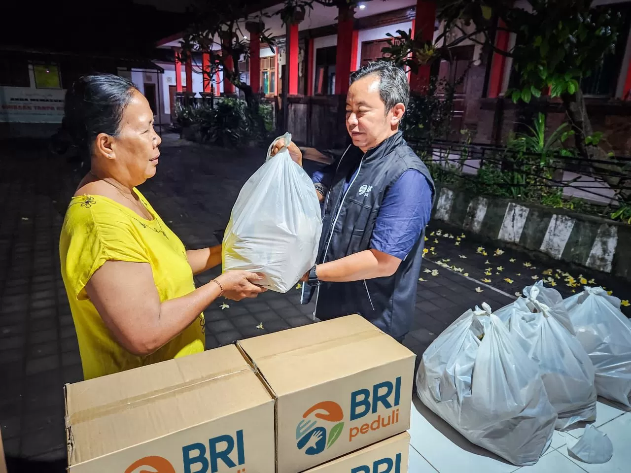 BRI Peduli menyalurkan bantuan ke sejum,lah warga yang menjadi korban bencana banjir di Bali dan NTT. (Foto: BRI)