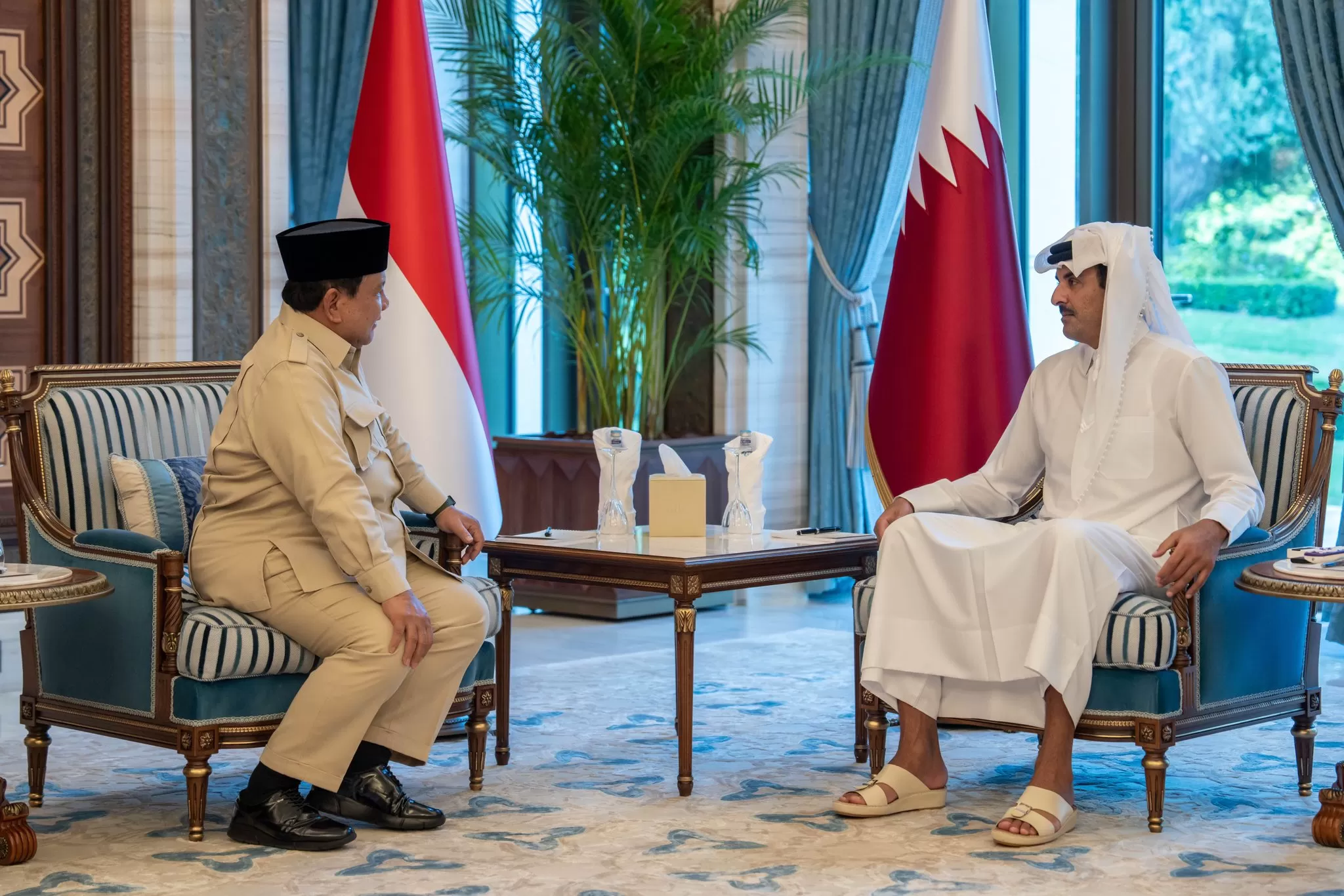 Emir Qatar Sheikh Tamim (kanan) saat menerima kunjungan dari Presiden RI Prabowo Subianto. (X - Sheikh Tamim)