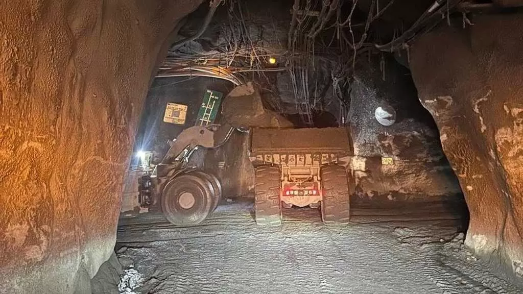 Suasana di dalam terowongan tambang Grasberg Freeport. (Istimewa)