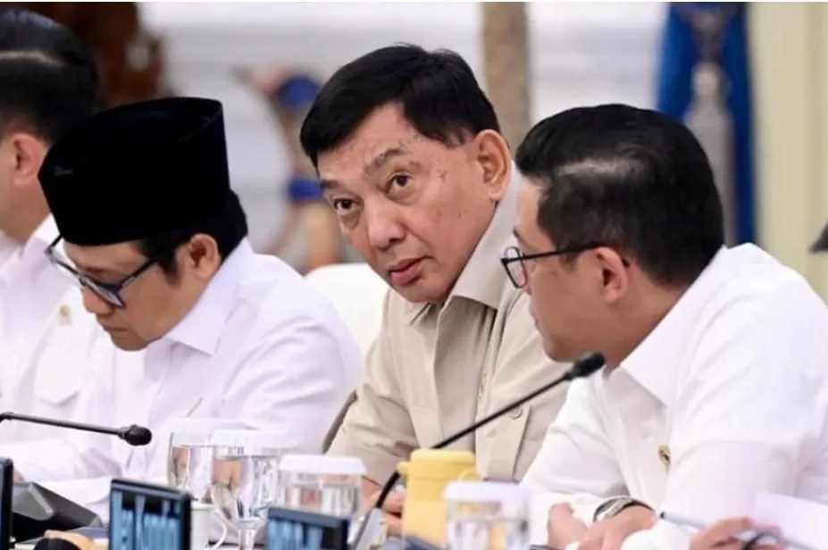 Menhan Sjafrie Sjamsoeddin (tengah) jelaskan alasan pengamanan gedung DPR oleh TNI. ((Instagram/sjafrie.sjamsoeddin))