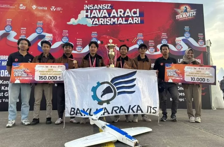 Tim Bayucaraka ITS berfoto bersama seusai menyabet gelar juara di Teknofest 2025, Turki. (ITS)