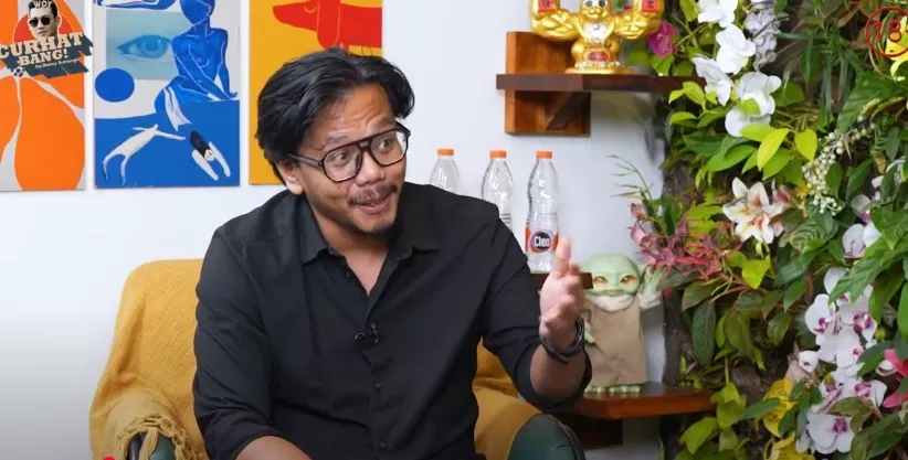 Ferry Irwandi menjelaskan dasar penggunaan narasi 'dihilangkan' oleh lembaga tersebut dalam poster pencarian orang hilang. (Tangkapan Layar Akun Youtube Denny Sumargo)